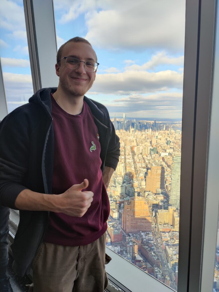 Schicke Ben Pose vor der New York Skyline