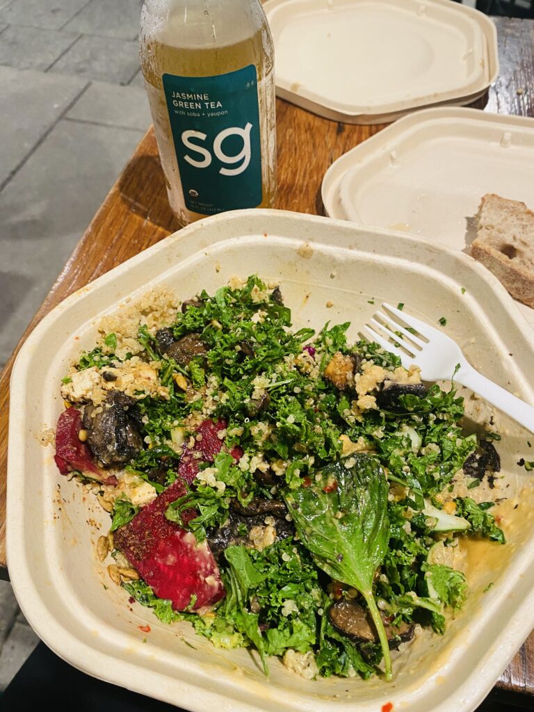 Mein erstes Essen in D.C. - eine Salat-Quinoa-bowl von Sweetgreen. Leider nicht empfehlenswert :D